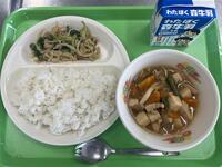 4年生の量を盛りつけしています。